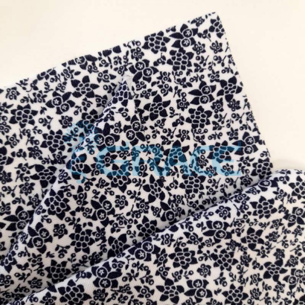 Интерлок белого цвета - ткань хлопковая трикотажная с узором в мелкие синие цветы